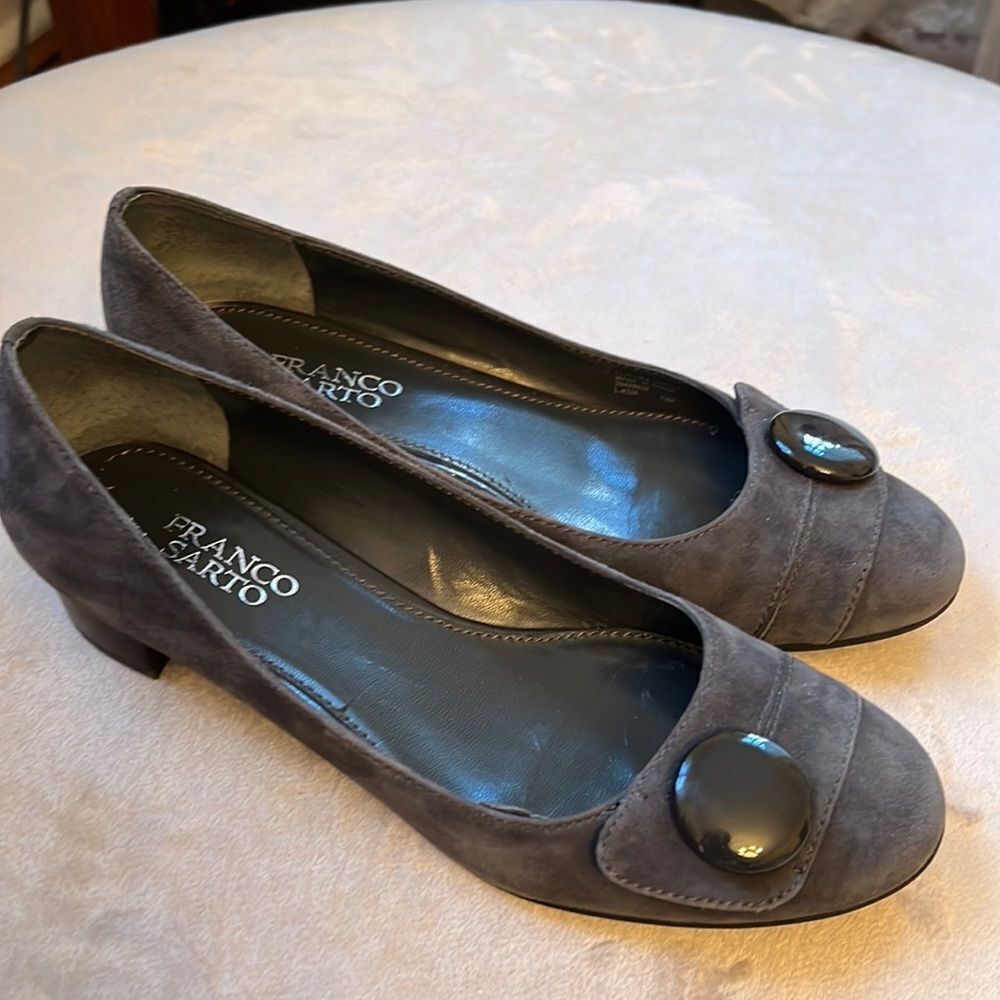 🌟Franco Sarto🌟 Sz 7.5 Grey *Suede* Classic Button Flats EUC